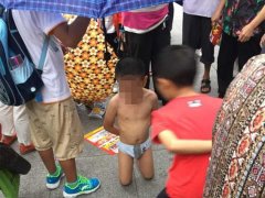 男童雨中当街赤裸下跪 路人纷纷打伞相助