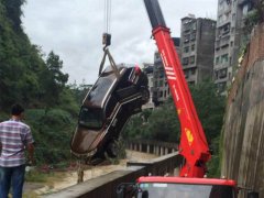 私家车过河不慎落水 三人被困车中等救援