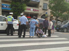 轿车未礼让行人把老太挂倒 老太坐地不愿起来