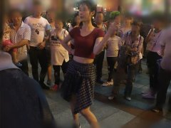 美女街头热舞开直播 路人鼓掌跟着跳