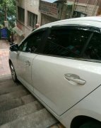 司机疑因操作不当 小轿车冲下梯坎