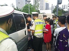 9座面包车挤了17人 一车人全是学生