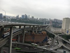 奇景！重庆一大桥下是楼房 房顶轻轨呼啸而过
