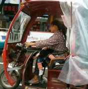 女子穿拖鞋怀揣小孩开车上路 路人都替她捏把汗