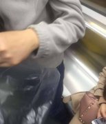 车厢内现“保鲜膜”女子 将膜放在座椅上才肯坐