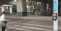 重庆路边现神奇按钮  行人可自己控制红绿灯