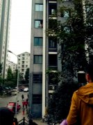 孩童独自在5楼窗台玩耍  无任何保护吓坏居民