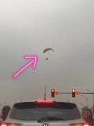 重庆闹市现“空中飞人”  离地飞行车流滚滚