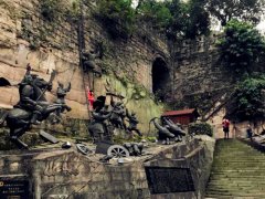 小女孩爬上雕塑   路人：不知该不该劝