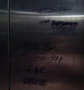 小区电梯被“抹黑”   罪魁祸首竟是它