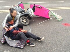 老太被电动车撞倒  血流不止