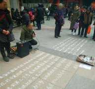 “学霸”女子街头用中英文对照双语乞讨