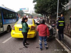 摩托车遇到红灯停不下来  剐蹭前方出租