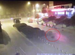 男子酒后驾车回家出事故 撞飞后直接躺地上睡着