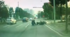摩托车在车流中来回变道穿插   结果“杯具”了