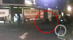 保安扶受伤老人反被诬打人 监控还原真相