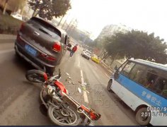 驾驶摩托车侧头吹牛 结果追尾腾空