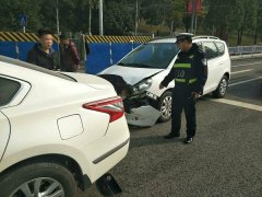 两车在路口都想抢红灯  结果“哐”的一声追尾了