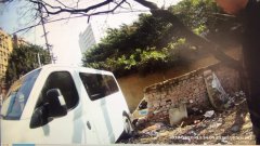 停车时忘做这个动作 轿车无人驾驶撞翻围墙