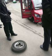 老年代步车行驶中车轮脱落  飞出好几米远