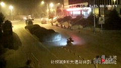 男子驾驶摩托车猛撞花台 腾空飞起摔倒在地