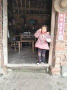 10岁女孩渴望快快乐乐上学堂