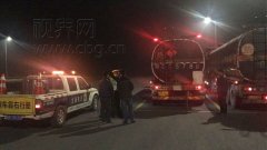 危化品车偷上高速被抓 司机求情无果竟然这么做