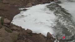 重庆一河流现白色泡沫 绵延200多米