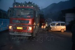 会车躲避灯光 操作不当酿事故