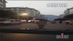 男子晚高峰在路中间行走 身后被堵成一片