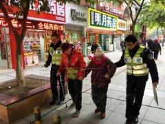 老人迷路 民警爱心护送