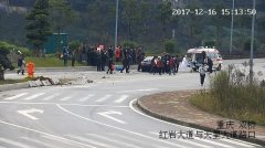 超速驾驶还被电话分心 新车飞跨隔离带10米远