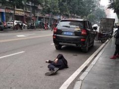 男子醉酒不省人事 瘫睡车流好危险