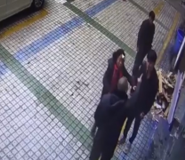 男子因停车和保安起争执  一言不合上演全武行