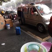 神操作！有人竟在路边面包车上晾衣服