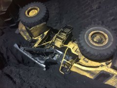 装载机翻到5米坎下司机被困 消防官兵生死救援