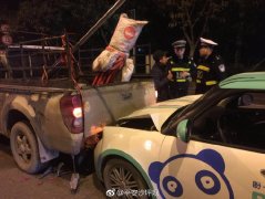 男子刚开共享汽车不久  就追尾了