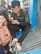 男子坐在车厢连接带风挡处   乘客：任性坐姿让人羞愧