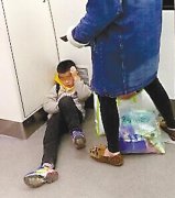 好任性！小朋友车厢内席地而睡