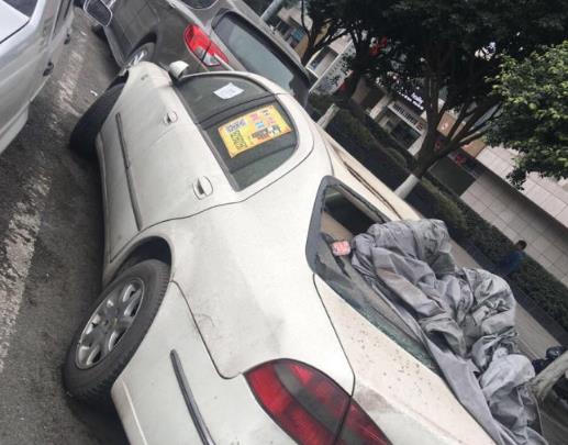 刘小姐表示，不知道车主是否知道自己的车已经成了这样，也不知道车主是怎么了，就这样把车”遗弃“到这里。”还是希望车主自己来把车开走吧。“刘小姐说。（HDJ)