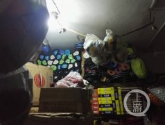 民警打羽毛球发现冒牌球拍  挖出390万大案