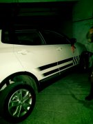 新手司机入库停车 失误怼上墙车头被撞裂