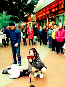 妹子一袭夏装直播舞姿 市民穿厚衣长裤围观