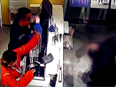 女儿一口气买了四块表 其父亲竟怒砸手表店