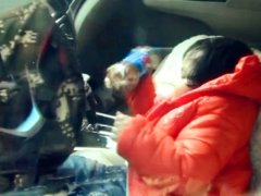 1岁女童独自被困轿车内 把车钥匙当玩具