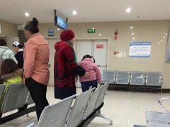 家长放任女孩踩踏公共座椅 市民劝阻遭怼：关你屁事