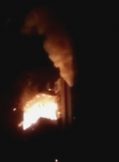 重庆一居民楼深夜失火 火焰夺窗而出