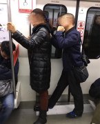 重庆男子疼老婆新境界：车厢内捏起小拳头按摩捶背