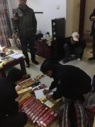 两江警方破获系列门市盗窃案 被窃赃物摆满一地