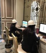 白领戴安全帽上班  网友：这是在用生命工作？